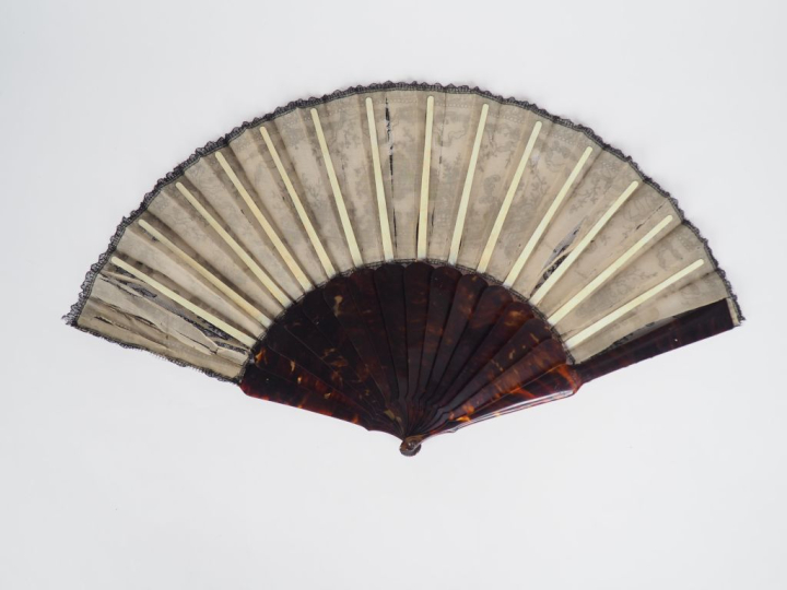 Eventail Napoléon III à feuilles pliées en dentelle noire, monture en 