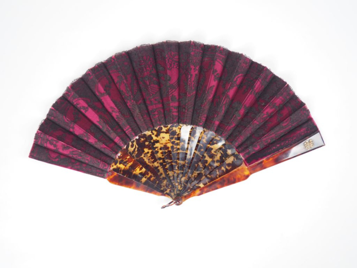 Eventail Napoléon III en écaille brune à feuilles... Dentelle noire su