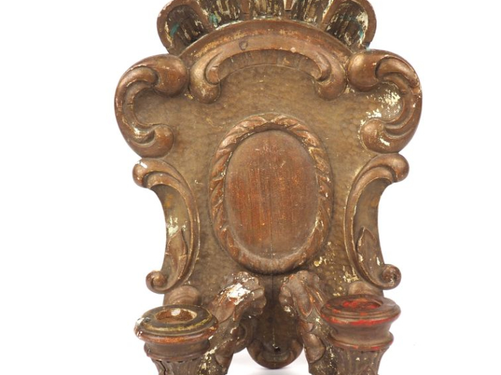 Applique double de style Régence en bois sculpté et polychrome à décor