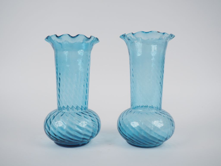 Paire de vases 1900 en verre bleu translucide. H. 26,5 cm