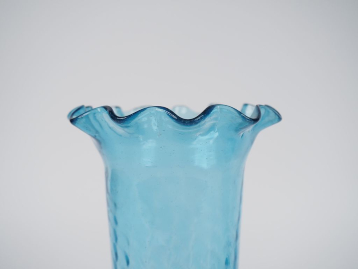 Paire de vases 1900 en verre bleu translucide. H. 26,5 cm