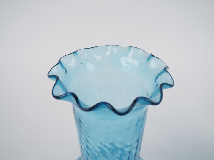 Paire de vases 1900 en verre bleu translucide. H. 26,5 cm