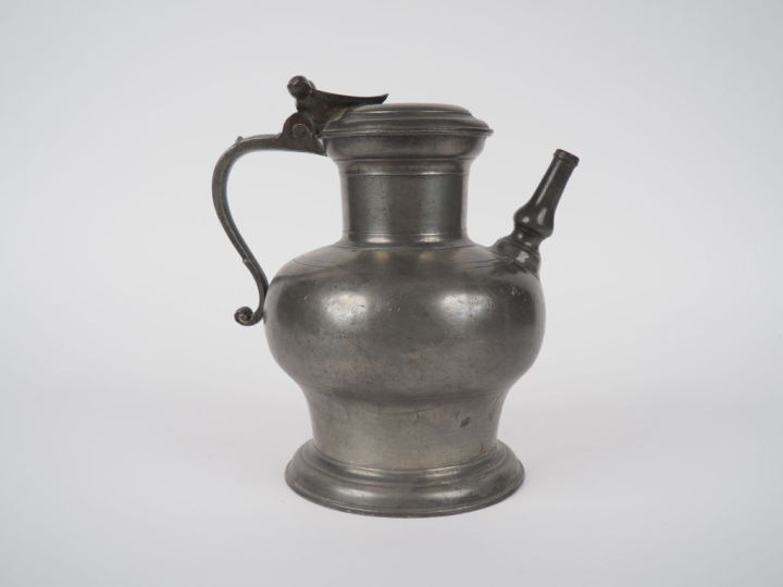 Chevrette ancienne en étain, poinçon de la Ville de Toulouse. H. 26,5 