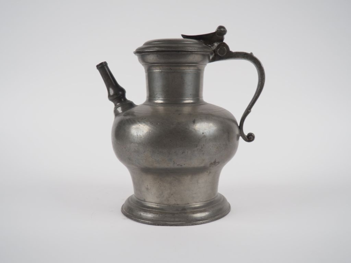 Chevrette ancienne en étain, poinçon de la Ville de Toulouse. H. 26,5 