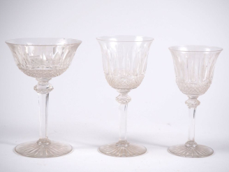 Vente aux enchères Partie de service de verres en cristal à décor de croisillons comprena