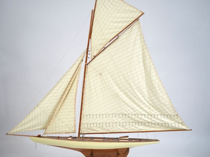 Belle maquette de vieux yatch des années 30.  Dim. 165 x 170 cm