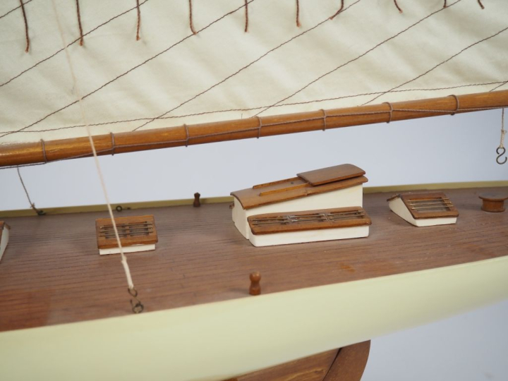 Belle maquette de vieux yatch des années 30.  Dim. 165 x 170 cm