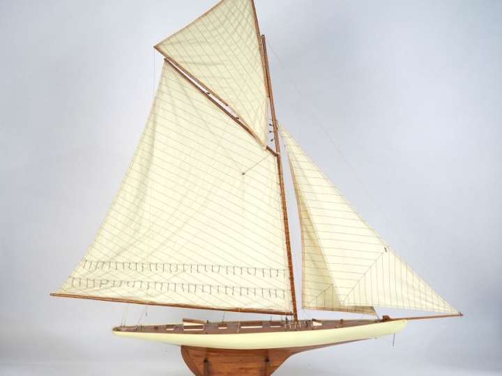 Belle maquette de vieux yatch des années 30.  Dim. 165 x 170 cm