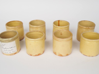 Vente aux enchères 8 pots à confiture en terre vernissée ocre.