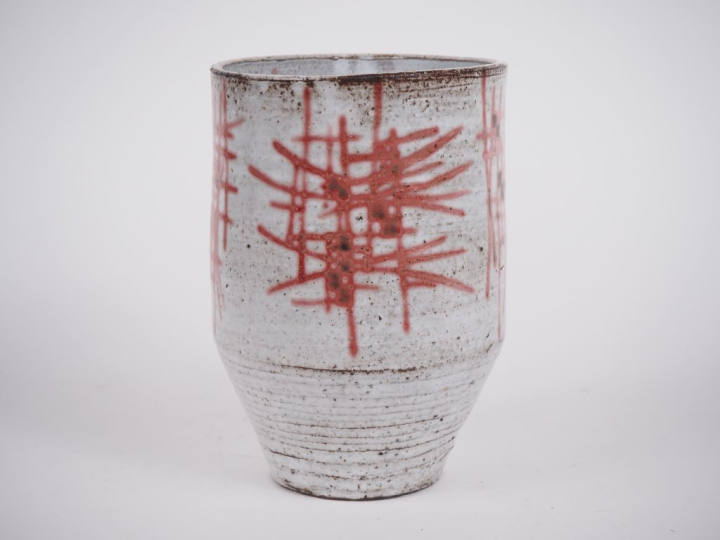 Vase 1960 en grès émaillé blanc et rouge. H. 21 cm