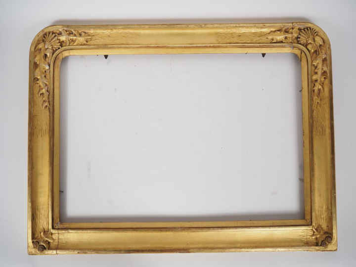 Miroir Art Nouveau en bois et stuc doré, à décor de feuilles de lière 
