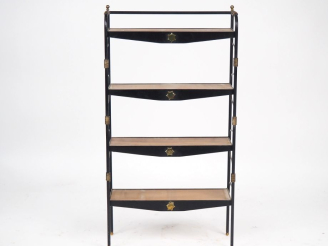 Vente aux enchères Jacques ADNET. Etagère à 4 plateaux en métal laqué noir et doré à déco