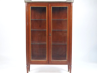 Vente aux enchères Vitrine basse de style Louis XVI en acajou et placage d'acajou, pieds 