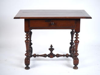Vente aux enchères Table de style Louis XIII en acajou, ouvrant à un tiroir en ceinture, 