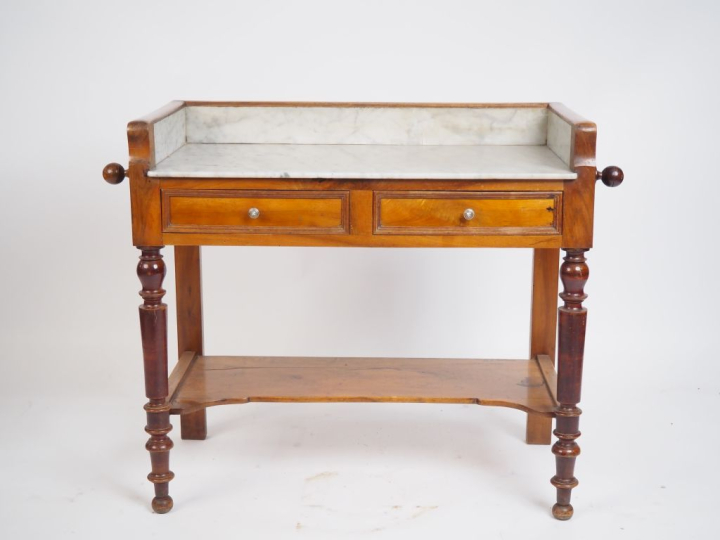 Table de toilette XIXème en noyer, dessus marbre blanc. Dim. 80 x 49 x