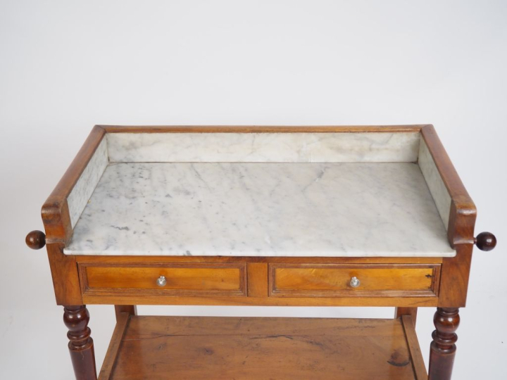 Table de toilette XIXème en noyer, dessus marbre blanc. Dim. 80 x 49 x