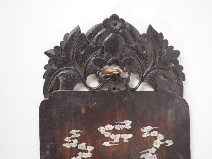 Vietnam, vers 1900 Elément décoratif vertical en bois, à décor de marq