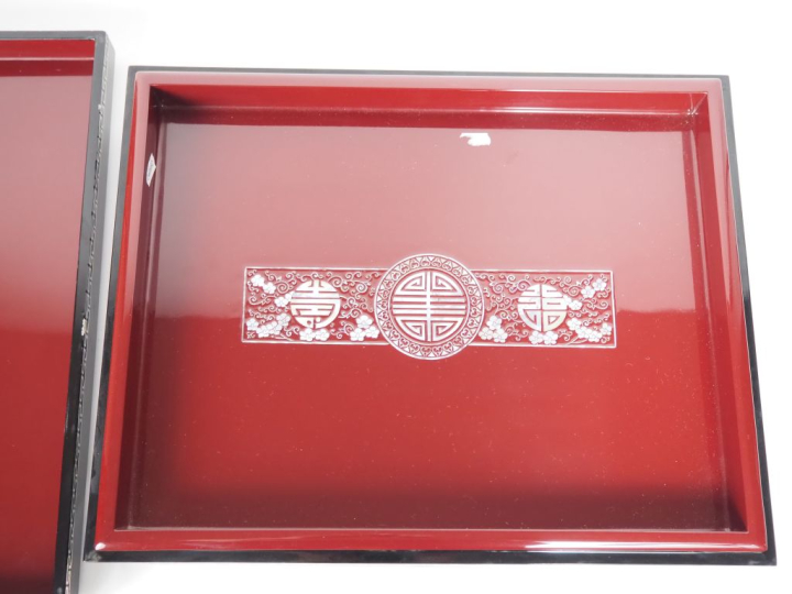 Vietnam, vers 1960  Grand coffret rectangulaire en laque et marqueteri