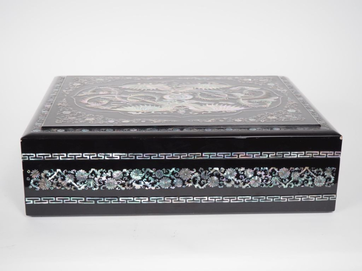 Vietnam, vers 1960  Grand coffret rectangulaire en laque et marqueteri