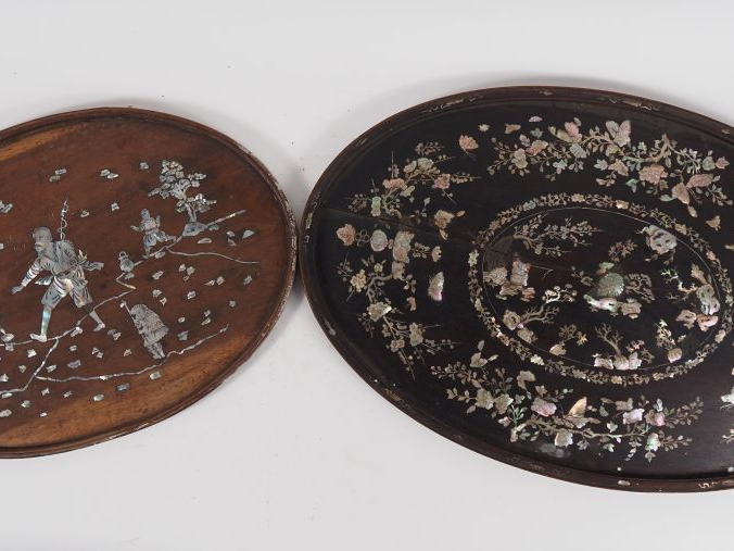 Vietnam, vers 1920 Deux plateaux en bois, à décor en marqueterie de na