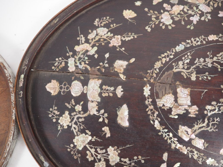 Vietnam, vers 1920 Deux plateaux en bois, à décor en marqueterie de na