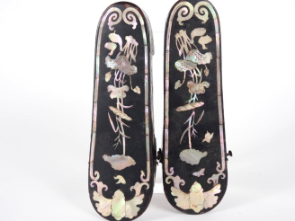 Vente aux enchères Vietnam, vers 1900 Paire de chaussures en bois et nacre, à décor de ch