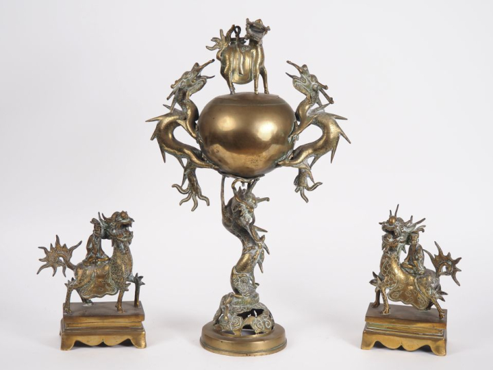 Vietnam, vers 1900 Garniture en bronze composée d’une coupe couverte s