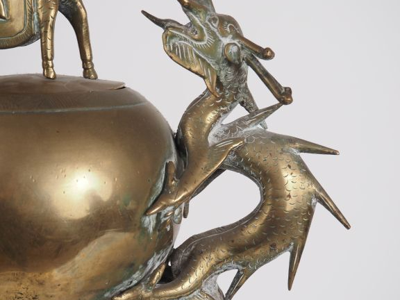 Vietnam, vers 1900 Garniture en bronze composée d’une coupe couverte s