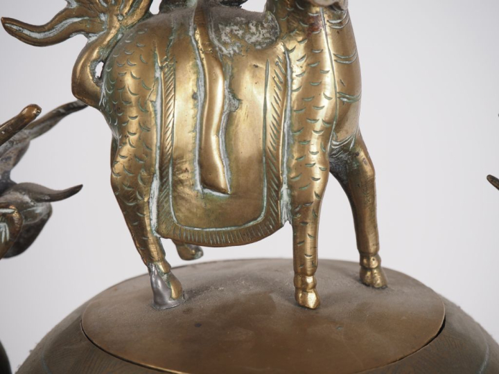 Vietnam, vers 1900 Garniture en bronze composée d’une coupe couverte s