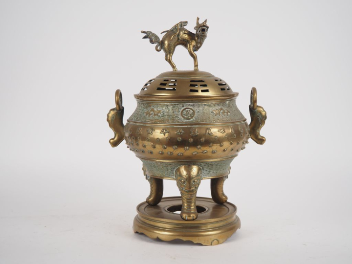 Vietnam, vers 1900 Brûle-parfum reposant sur trois pieds crachés par d
