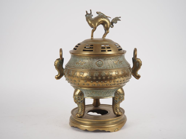 Vietnam, vers 1900 Brûle-parfum reposant sur trois pieds crachés par d