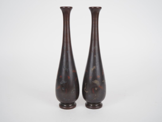 Vente aux enchères Vietnam, vers 1920,  Paire de vases soliflores en bronze, à décor niel