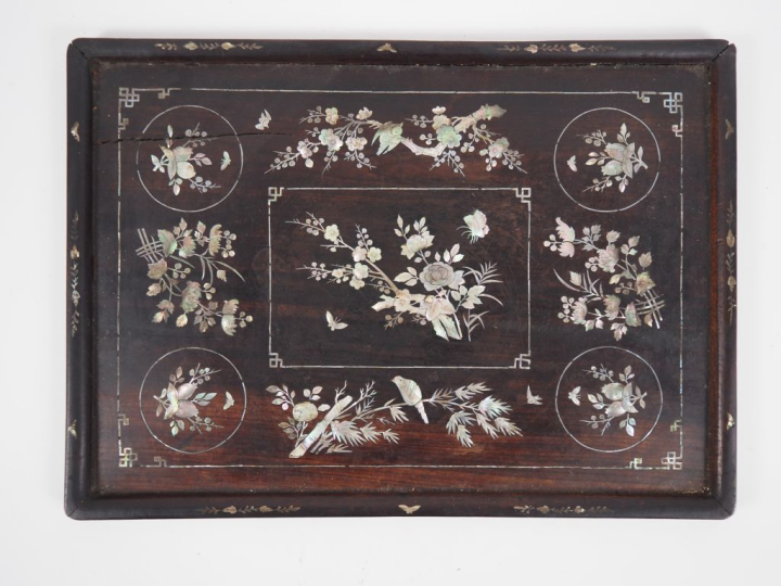 Vietnam, vers 1920 Plateau en bois à décor en marqueterie de nacre d’o
