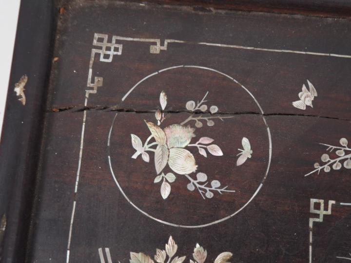 Vietnam, vers 1920 Plateau en bois à décor en marqueterie de nacre d’o