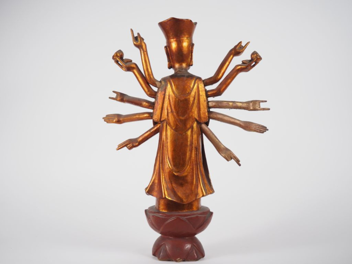 Vietnam, vers 1900 Statuette en bois anciennement laqué et doré, repré