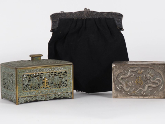 Vente aux enchères Vietnam, vers 1900 Lot comprenant une bourse avec fermoir en argent fi