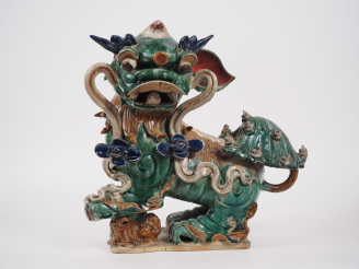 Vente aux enchères Vietnam, vers 1930 Important sujet en céramique émaillée bleu, vert et