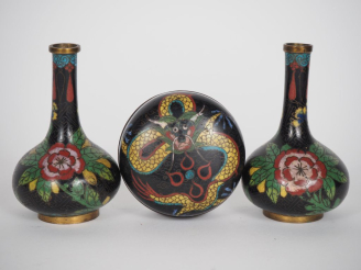 Vente aux enchères Chine, XXe siècle,  Lot comprenant trois objets en émaux cloisonnés su
