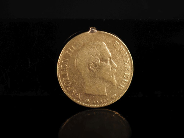 Une pièce de 10 Francs or, 1859.  (anciennement montée en pendentif) F