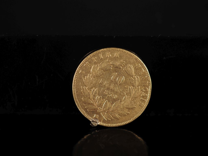 Une pièce de 10 Francs or, 1859.  (anciennement montée en pendentif) F