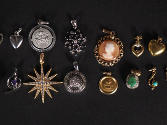 Vente aux enchères Ensemble comprenant   une médaille religieuse un pendentif "plus qu'hi