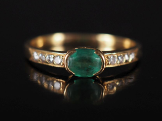 Vente aux enchères Bague en or 750, émeraude entourée de deux lignes de 4 diamants TDD : 