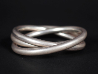 Vente aux enchères 3 bracelets jonc en argent. Poids : 78 g   