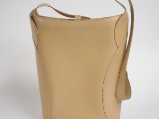 Vente aux enchères HERMES, Paris Modèle Tabriz, sac à bandoulière intégrée en cuir crème,