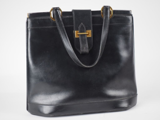 Vente aux enchères HERMES, Paris Sac vintage, modèle Berry, porté main en cuir noir.  Com