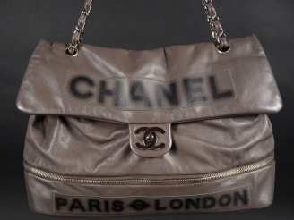 Vente aux enchères CHANEL, Paris - London Sac cabas porté épaule en cuir gris. Double ans
