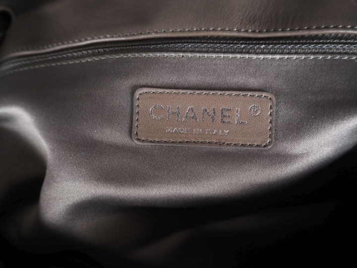 CHANEL, Paris - London Sac cabas porté épaule en cuir gris. Double ans