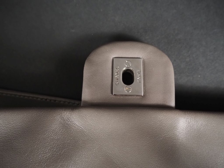 CHANEL, Paris - London Sac cabas porté épaule en cuir gris. Double ans
