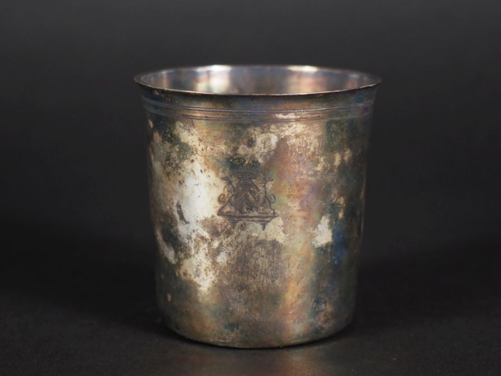 Gobelet en argent poinçon Vieillard, armorié Poids : 57 g   