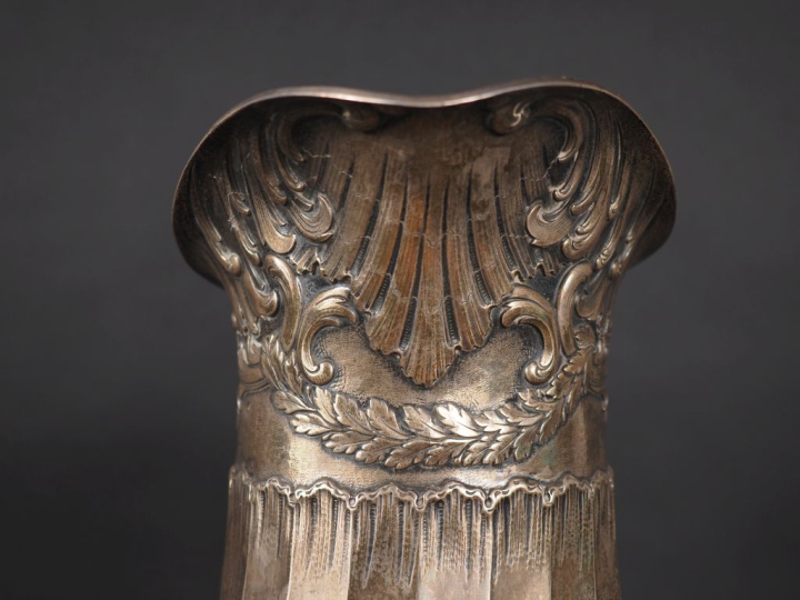 Grand broc Napoléon III en argent, poinçon Minerve, à décor de coquill